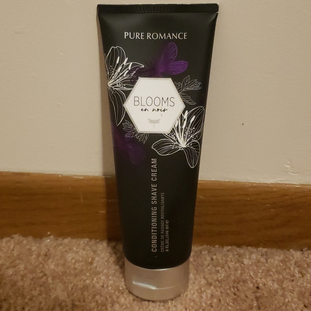 Blooms En Noir Conditioning Shave Cream